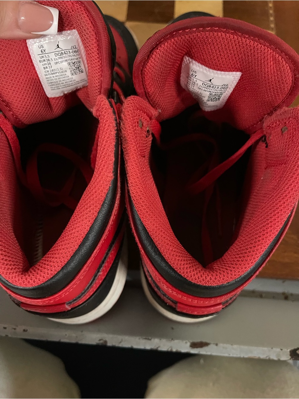 DQ8423-060.   Jordan 1 Mid
Alternate Bred (2022) (GS) - Picture 7 of 9